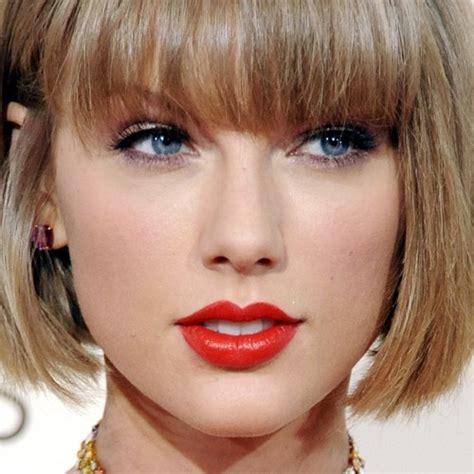 Taylor Swift Makeup Beige Eyeshadow Black Eyeshadow And Red Lipstick