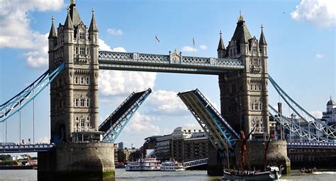 Londons Tower Bridge Gets Stuck Open For Second Time Tame Times