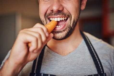 ¿cómo influye la alimentación en nuestros dientes ¿es conveniente que consumamos alimentos duros