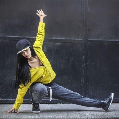Hip Hop Dance Moves Step By Step Dance Poise Hip Hop Dancer Dance Photography Poses Dance