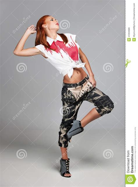 Jeune Femme Sexy Dans La Chemise Blanche Et Les Shorts Image Stock Image Du Patte Fille