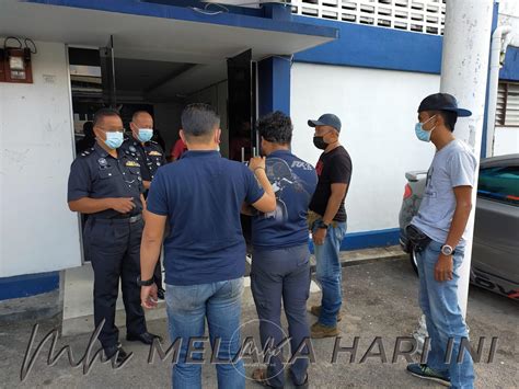 Ketua polis daerah nilai, superintenden mohd fazley ab rahman berkata, wanita berusia 34 tahun itu dicekup sepasukan polis dari ibu pejabat polis daerah (ipd) nilai yang. Positif dadah: Suami warden penjara pula ditahan