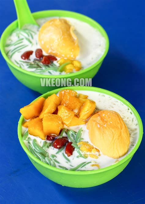 Tak sabar rasanya ingin segera menyicipi cendol khas malaysia ini. Durian & Mango Cendol @ Warisan Kak Aini, Wangsa Maju