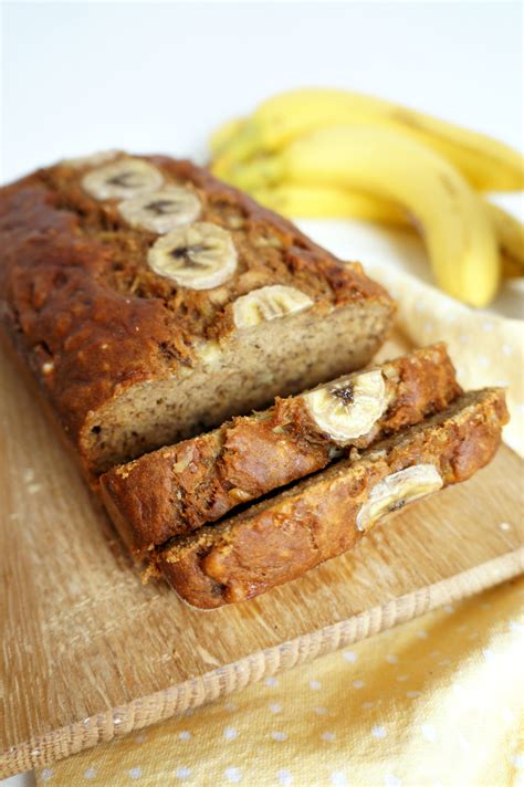 If you've ever wanted to bake an easy and healthy dessert that'll smell like heaven, you've come to the right place. the perfect {vegan} banana bread | The Baking Fairy