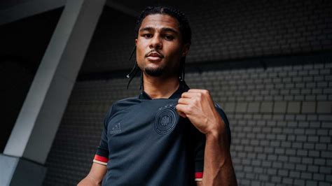Auf der brust befinden sich das emblem des heimischen fußballverbands in kombination mit. Das neue DFB Deutschland Auswärts Trikot zur EM 2020/2021 ...