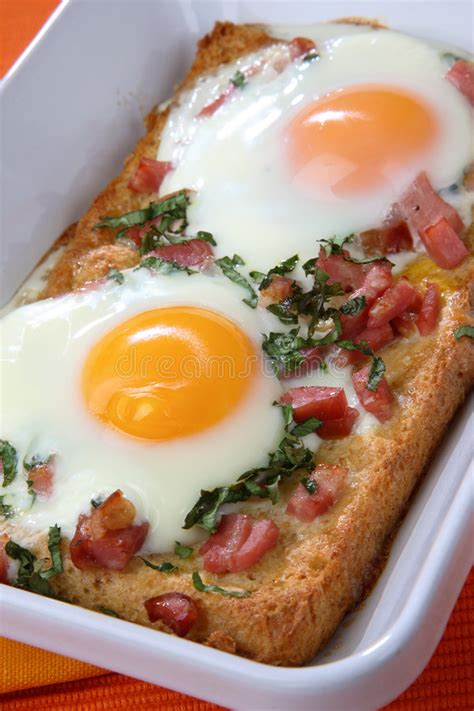 Gebackener Toast Mit Eiern Und Schinken Stockbild