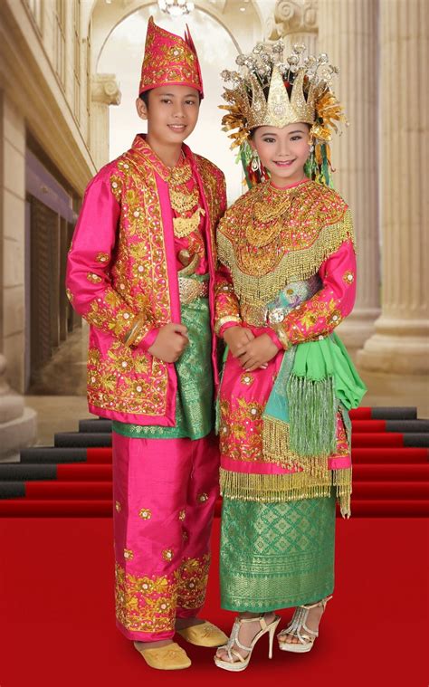 Pengenalan mengkaji perbezaan adat di dalam acara perkahwinan oleh setiap kaum yang berbeza iaitu melayu, cina dan india. ': Sekilas Pandang Pakaian Adat Melayu Jambi