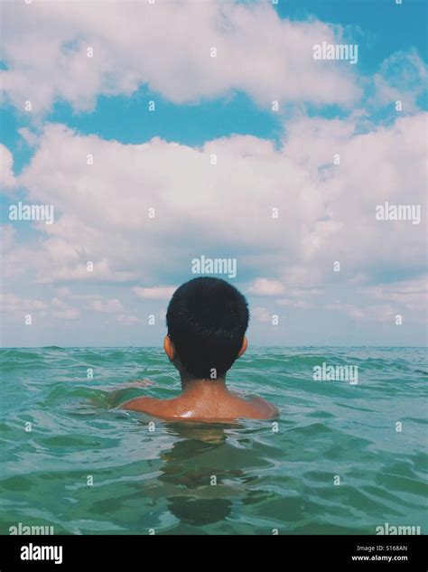 Junge Schwimmen Im Meer Stockfotografie Alamy