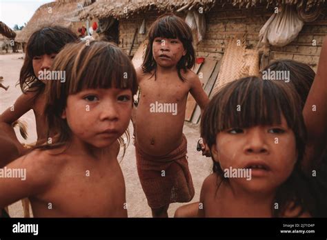 Groupe d enfants indiens d une tribu indigène amazonienne au Brésil regardant curieusement la