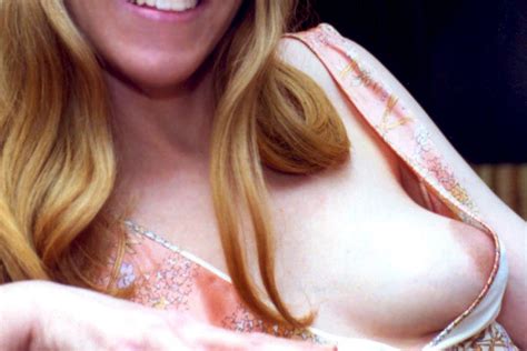 MILF Braless In Low Cut Gown Porno Fotos