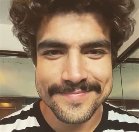 Caio castro conquistou o povo brasileiro e os holofotes da mídia quando participou de um concurso do programa caldeirão do hulk, que elegeria o novo integrante da novela teen malhação. Caio Castro muda de visual e deixa fãs chocados com a ...