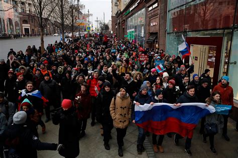 Russians Brave Icy Temperatures To Protest Putin And Election The New York Times