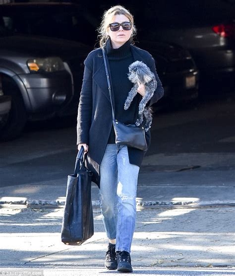 Make Up Free Ellen Pompeo Carries Her Canine Companion Express Digest