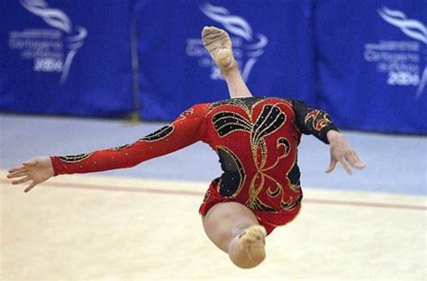Headless Gymnast Perfectly Timed Photos Perfect Timing In This Moment