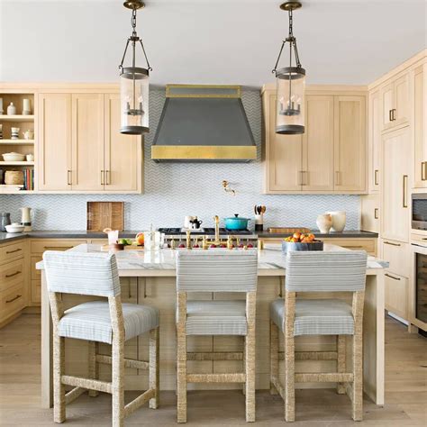It is going to be a simple yet awesome oak cabinets' makeover at high value of beauty and elegance of contemporary kitchen decorating. These bleached-white oak cabinets = just right for this ...