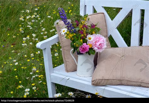 Garten sitzersofa freie polyrattan rattanbank holzbelattung couchtisch robust teak größtem beim. Garten Bank Blumen Wiese - Stockfoto - #7249029 ...