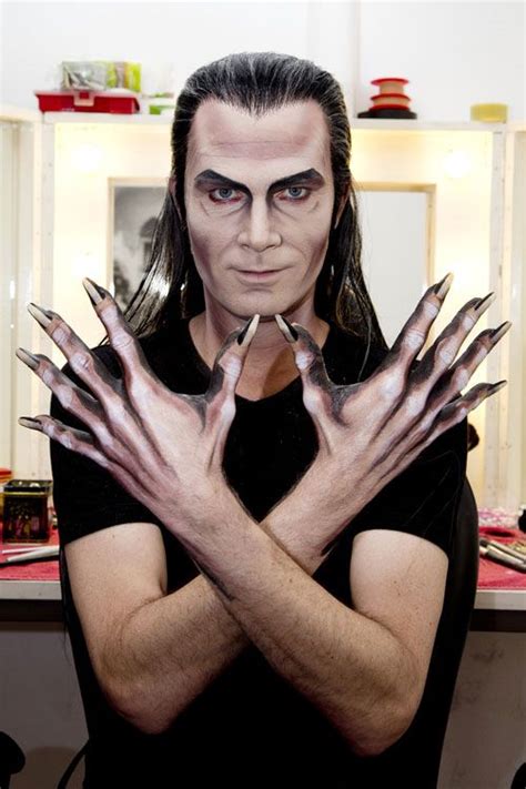 Schminkanleitung: Das perfekte Vampirkostüm für Männer | Vampir