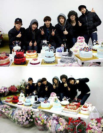 Kali ini, chanyeol kembali mengunggah sebuah ucapan ulang tahun yang ditujukan kepada kai yang berulang tahun hari ini, sabtu (14/1/2017). Kai dan D.O. EXO Senang Rayakan Ultah Bareng Fans