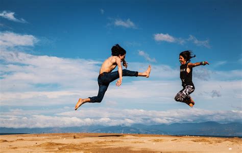 無料画像 ビーチ 海 空 ジャンプする カップル エクストリームスポーツ 楽しい 体操 人間の行動 2426x1536