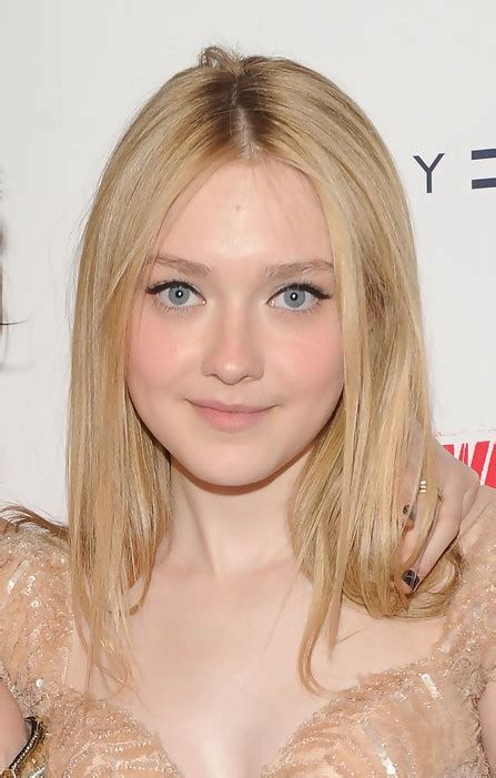 Dakota Fanning Center Parted Blonde Straight Hairstyle Hairstyles Weekly