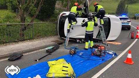 Herida La Conductora De Un Turismo Tras Volcar En La AS 17 A La Altura