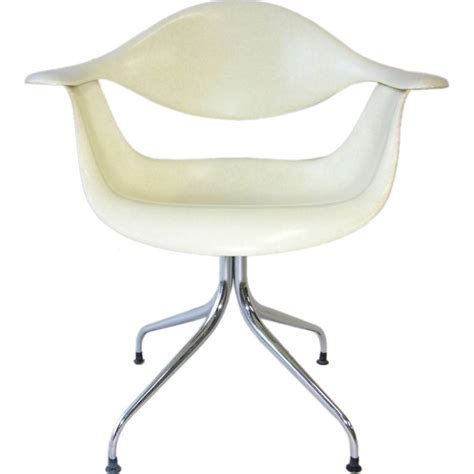 Ingenious engineering merges four legs into a center post with quad footing. George Nelson Swag Leg Chair at 1stdibs