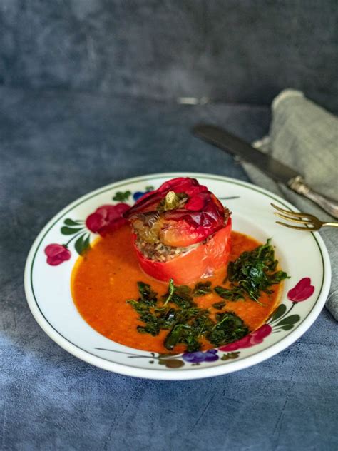 Gefüllte Paprika mit Wild und Paradeiser-Zucchini-Sauce
