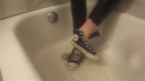 Sockless Wet Wetlook Shoeplay Converse Ctas Hi Tops Black Bathtub No Socks Youtube