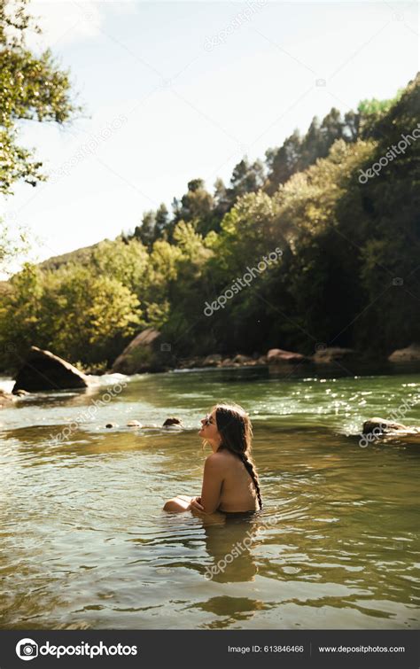 Chica Desnuda Bañándose Río Rodeado Árboles Atardecer fotografía de stock Cavan
