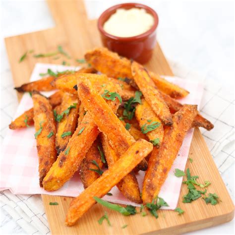 Krokante zoete aardappel frietjes met maizena knoflook chili en olie in