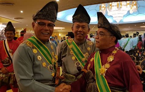 Kesatria mangku negara (kmn) from the king of malaysia; 76 ORANG MENERIMA PENGURNIAAN DARJAH KEBESARAN | Portal ...