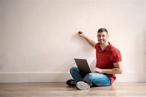 Hombre Escribiendo En Una Pared Foto Premium