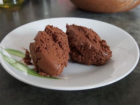 175 gr de chocolate negro 150 gr de mantequilla 200 gr de azúcar 35 gr de cacao en polvo 7 huevos. Mousse au chocolat | Rezept (mit Bildern) | Dessert ideen ...
