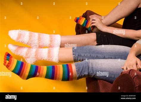 Mädchen In Pinken Socken Fotos Und Bildmaterial In Hoher Auflösung Alamy