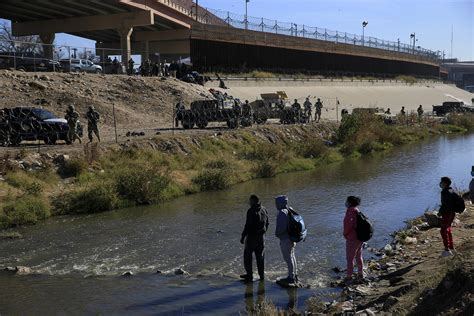 Migrantes En Frontera Entre México Y Estados Unidos Se Lanzan Al Río Bravo