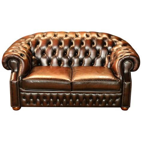 French curve sofa with lacing. Chesterfield 2-Seat Sofa Kent Modell, Brand by Centurion ...