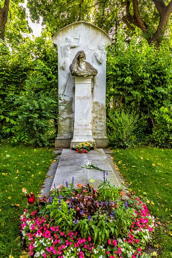Grave Of Composer Johannes Brahms In Cemetery In Vienna Stockfoto Und