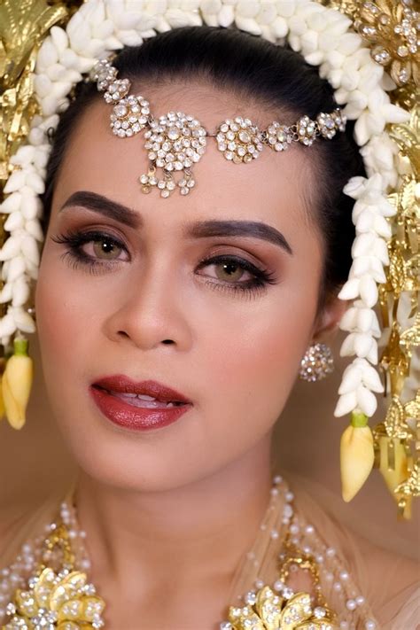 Traditional Bride From Minang With Suntiang Accessories Padang Traditional Bride Makeup