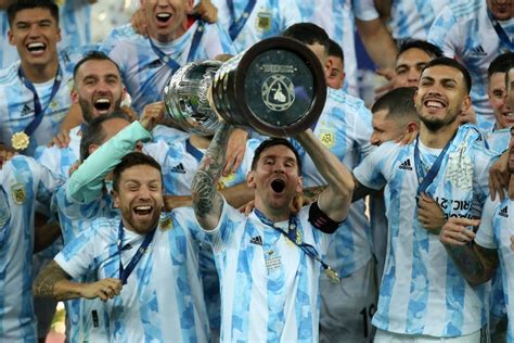 Argentina Captain Lionel Messi Lifts The Fifa World Cup Trophy Gambaran