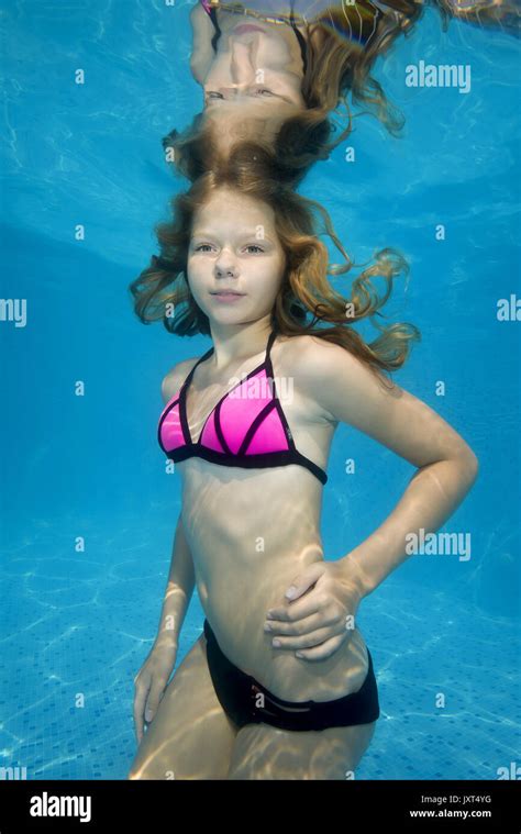 August 6 2017 Odessa Ukraine Schöne Jugendlich Mädchen Unter Wasser Im Pool Posiert
