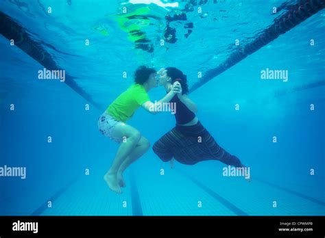 Couple Kissing Underwater In The Pool Stock Photo Alamy