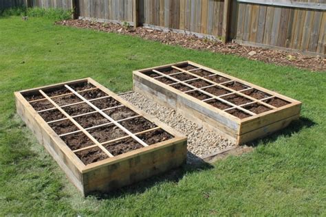 Some of my best memories growing up are of my grandfather teaching me how to plant a garden between the ages of 4 & 7, and during that time, being sent out to gather cucumbers, tomatoes, okra, corn, beans, eggplant, etc. Pallet Vegetable Garden | Pallet Ideas