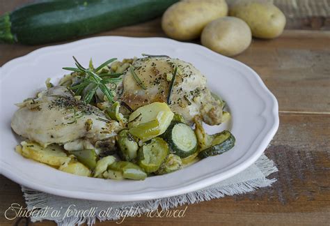 Gli ingredienti di questa ricetta rendono il pollo ai peperoni light. Pollo rosolato con patate zucchine e peperoni, ricetta