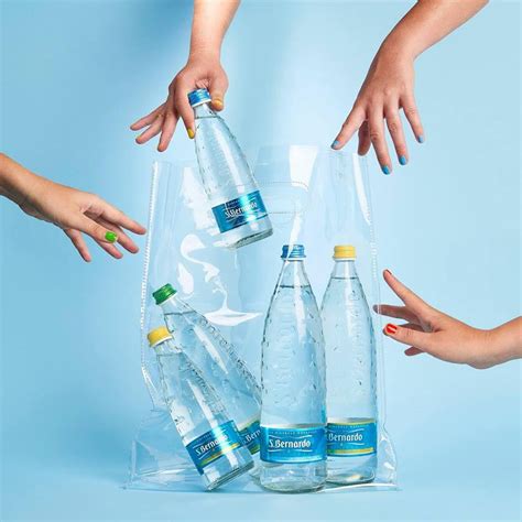 Non fa bene solo alla diuresi, ma è utile anche per pulire casa e per la cura del viso. Acqua frizzante o naturale: quale disseta di più? | Radio ...