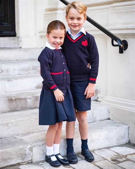 夏洛特公主和乔治王子开学，穿校服萌翻，凯特穿印花裙不像3娃妈威廉