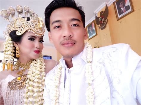 Wanita sunda yang berasal dari kalangan rakyat jelata mengenakan atasan berupa kebaya sunda tradisional. Info Terbaru Pakaian Adat Nikah Sunda | Ideku Unik