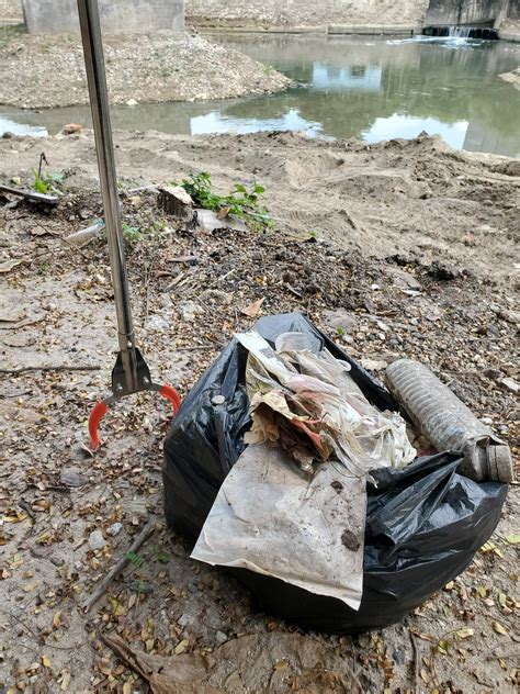 Digging For Trash By The River Gombak River Kuala Lumpur Detrashed