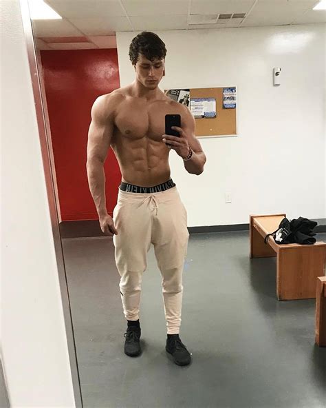 Shirtless Mirror Selfies GAYFRIENDSCHAT