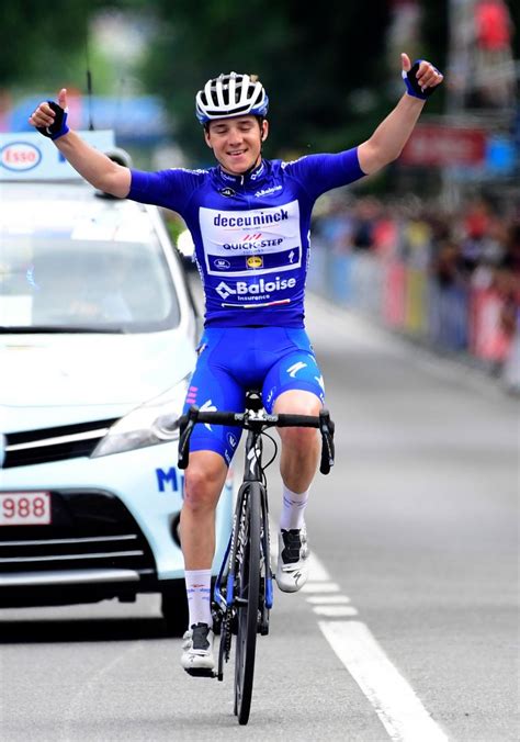 Wereldkampioen blijft tot eind 2024. Ondanks valpartij boekt Evenepoel eerste eindzege in rittenkoers, slotrit Baloise Belgium Tour ...