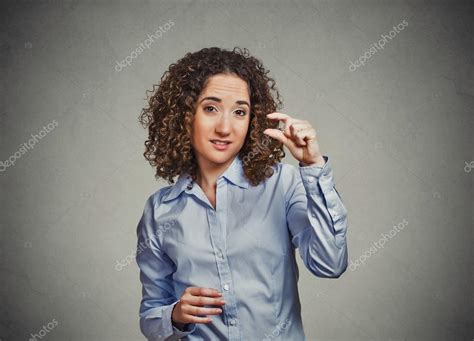 Mujer Joven Escéptica Mostrando Gesto De Pequeña Cantidad Con Los Dedos De La Mano 2024
